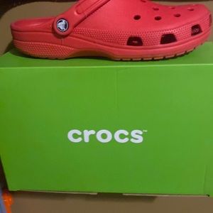 i’m selling red crocs super comfortable sports mode is there for running